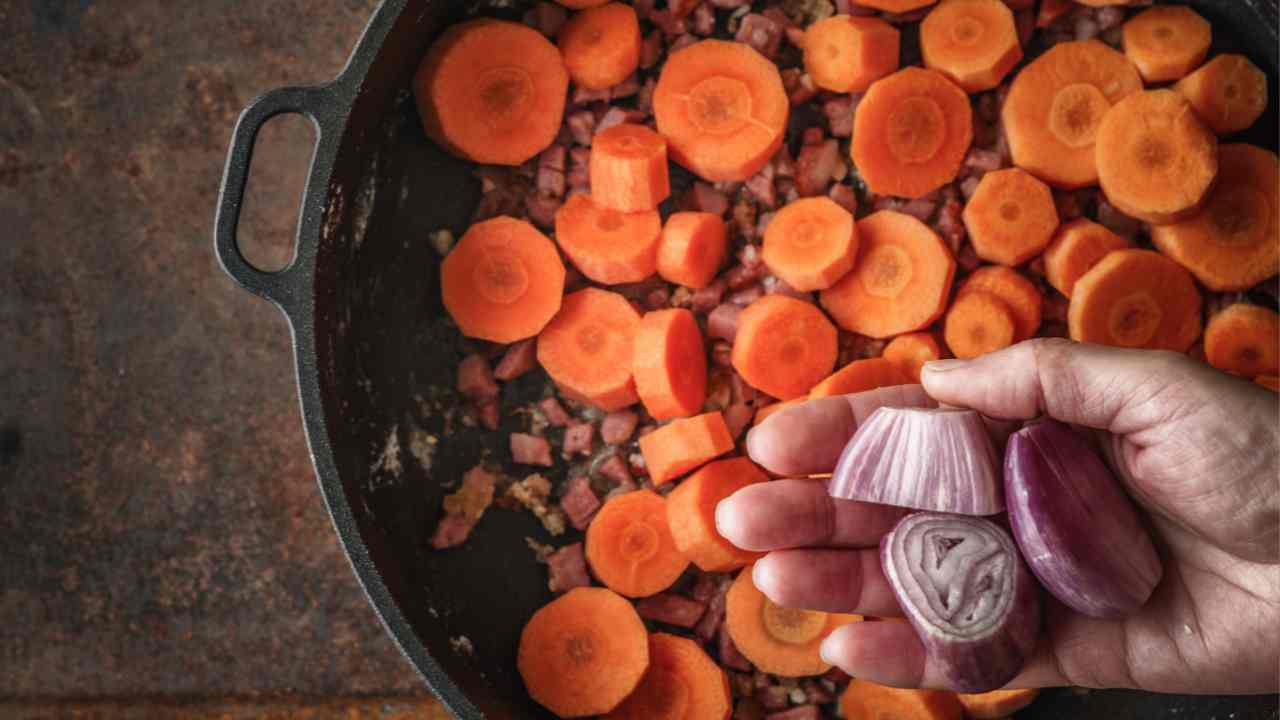 CAROTE E SCALOGNO IN PADELLA