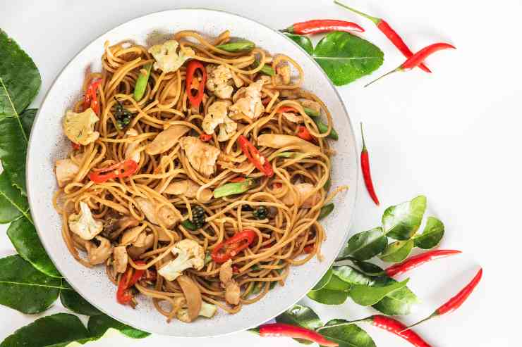 SPAGHETTI DI RISO CON POLLO E VERDURE