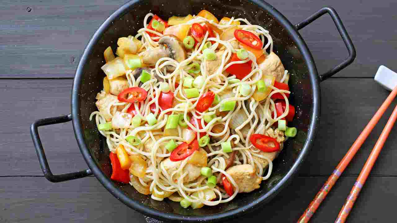 SPAGHETTI DI RISO CON POLLO E VERDURE