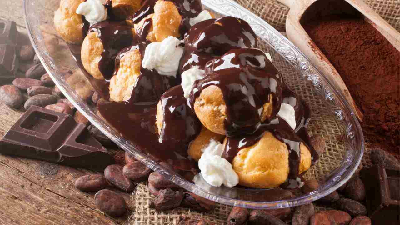 PROFITEROLES AL CIOCCOLATO