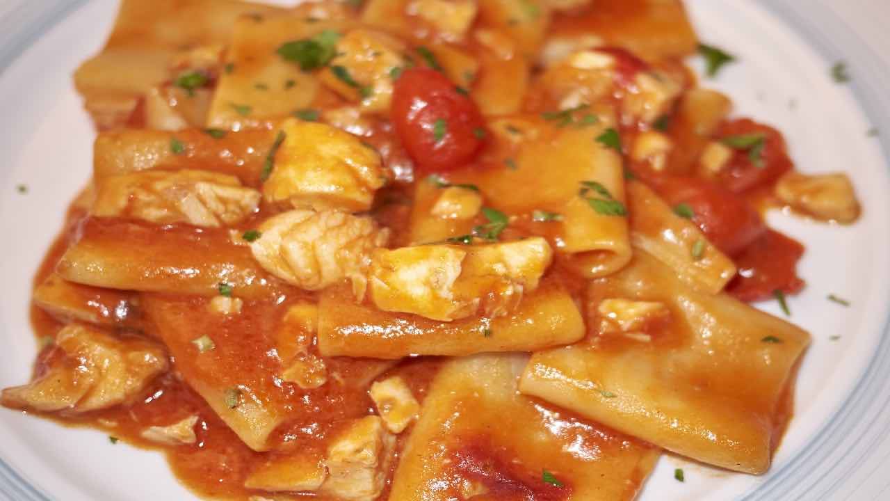 paccheri con pomodori e pesce 