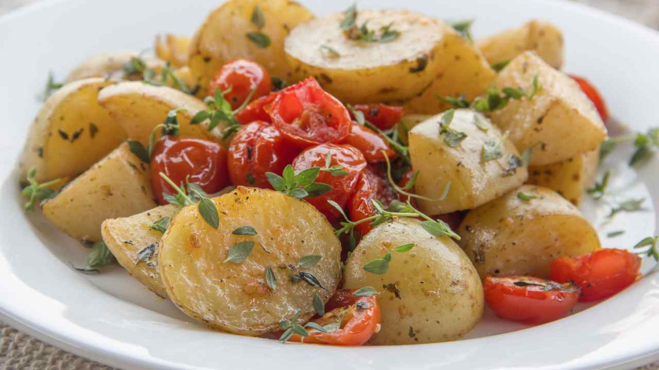 Patate con pomodorini al forno