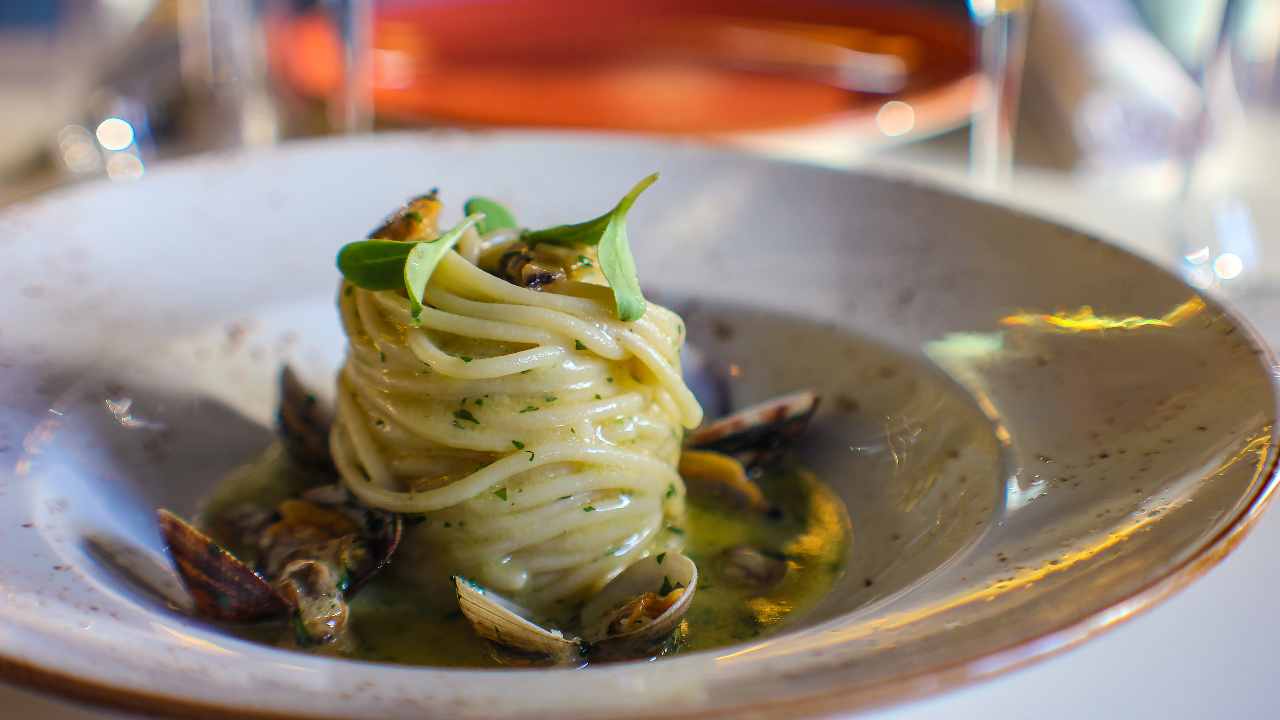 spaghetti con vongole cremosi