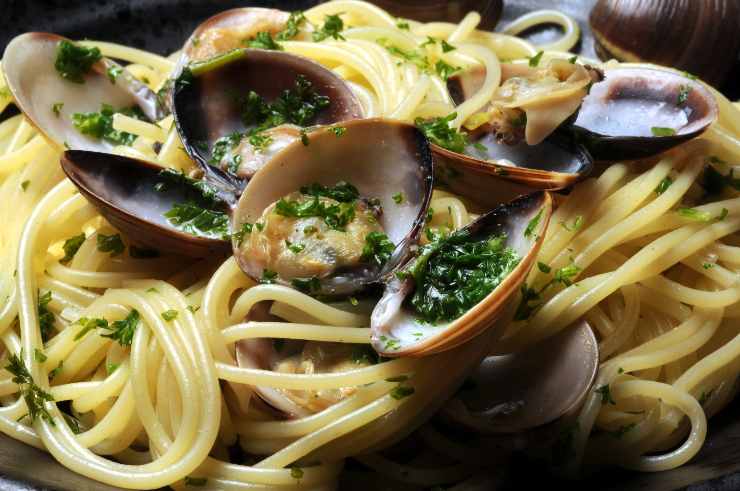 spaghetti con vongole cremosi