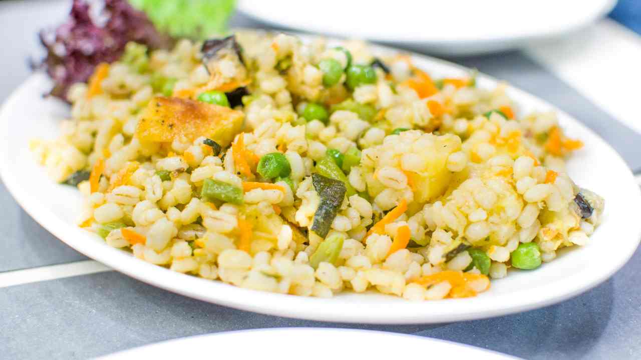 Insalata di orzo con zucchine