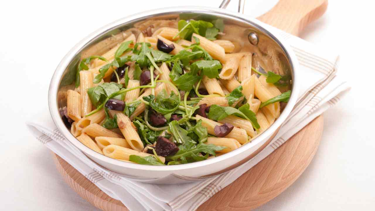 Pasta con sedano, finocchi e olive taggiasche 