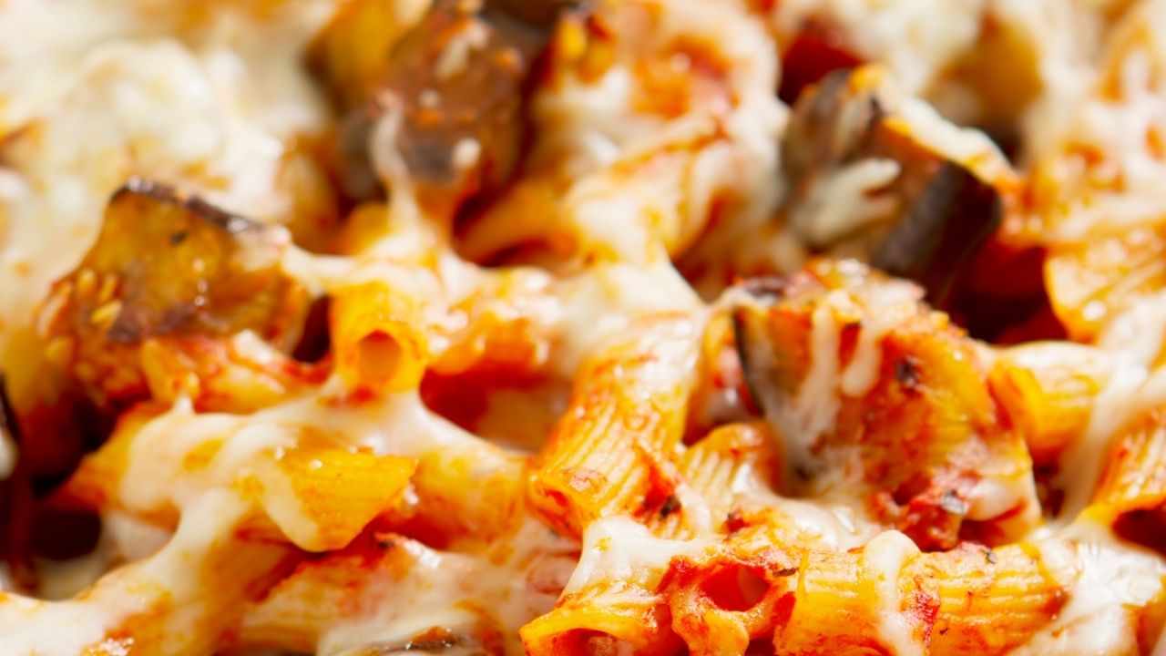 Pasta alla Norma ripassata al forno ecco come farla ancora più buona