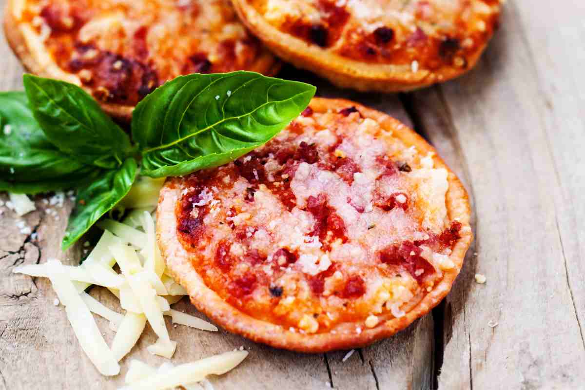 Pizzette light per aperitivo su un tagliere di legno