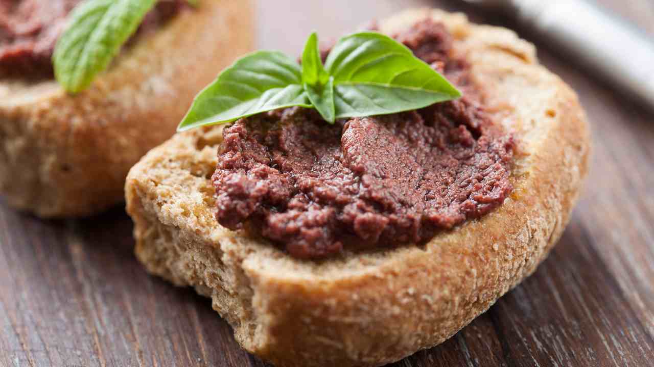 bruschette con crema alle olive