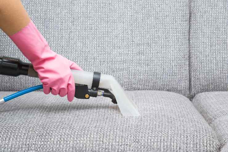pulire divano in tessuto