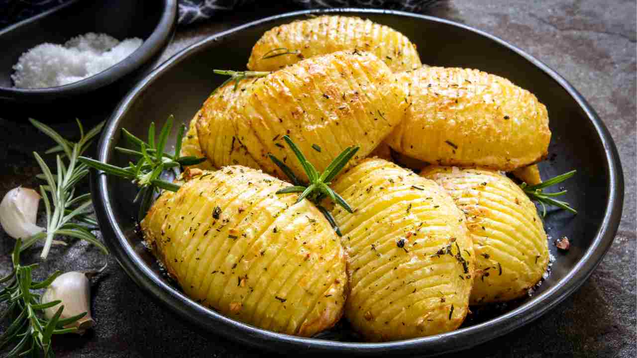 Patate hasselback nella friggitrice ad aria