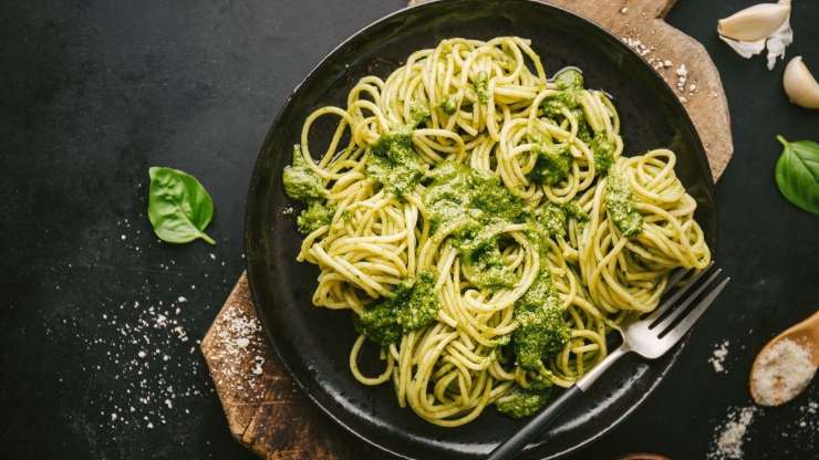 spaghetti al pesto di avocado