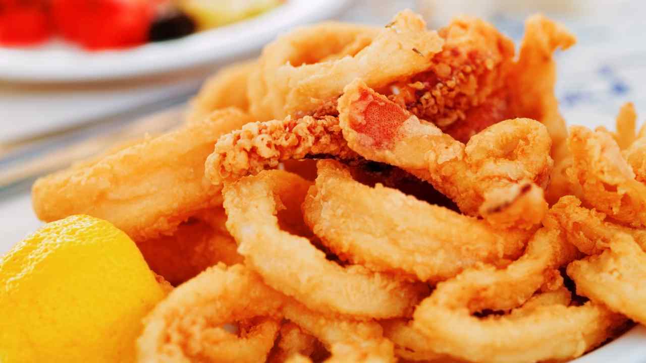 Calamari fritti nella friggitrice ad aria