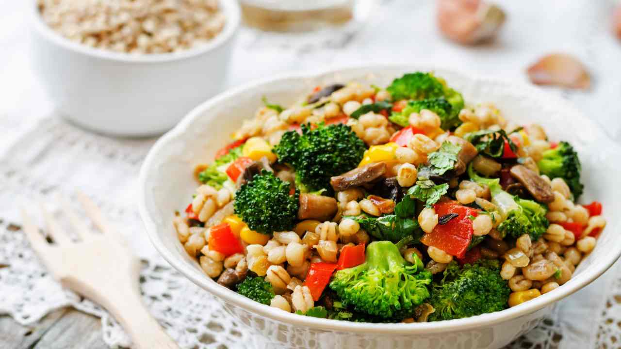 Insalata d'orzo con verdure 