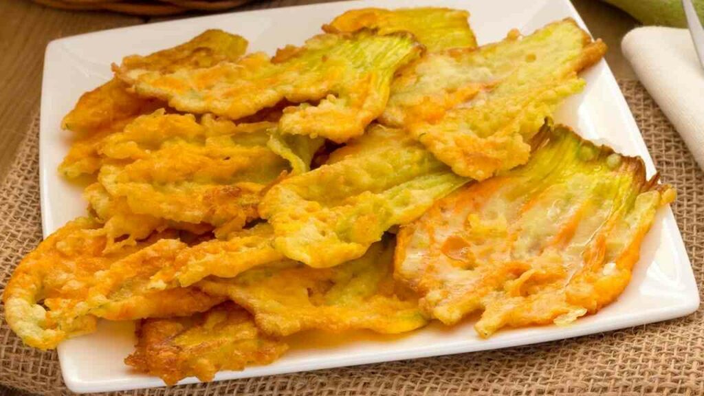 Fiori di zucca in pastella in friggitrice ad aria croccanti fuori e