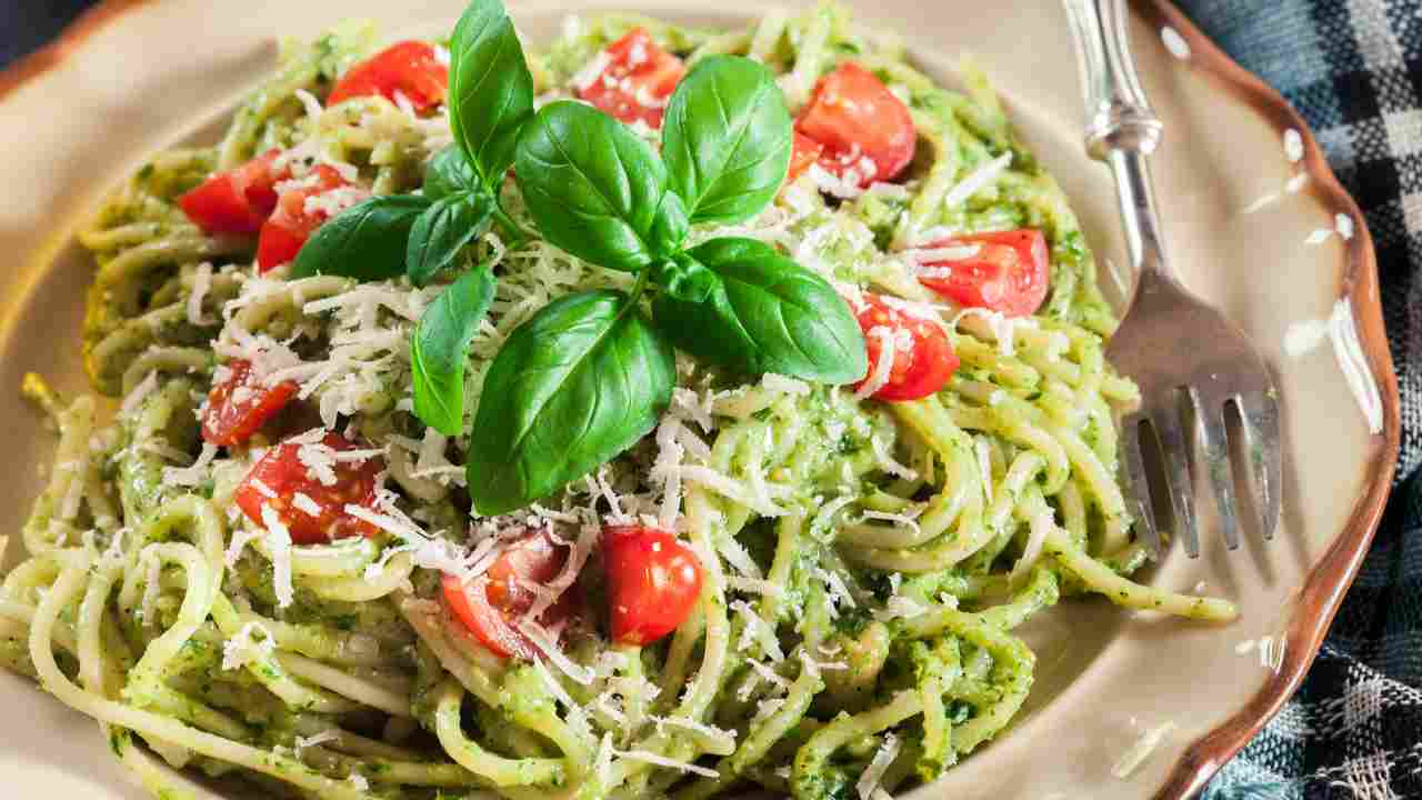 Spaghetti al pesto e pomodorini