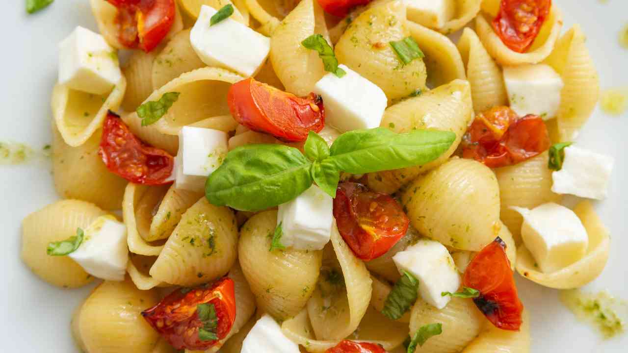 pasta con mozzarella e pomodorini