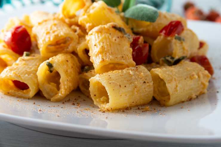 pasta con ricotta e pomodorini