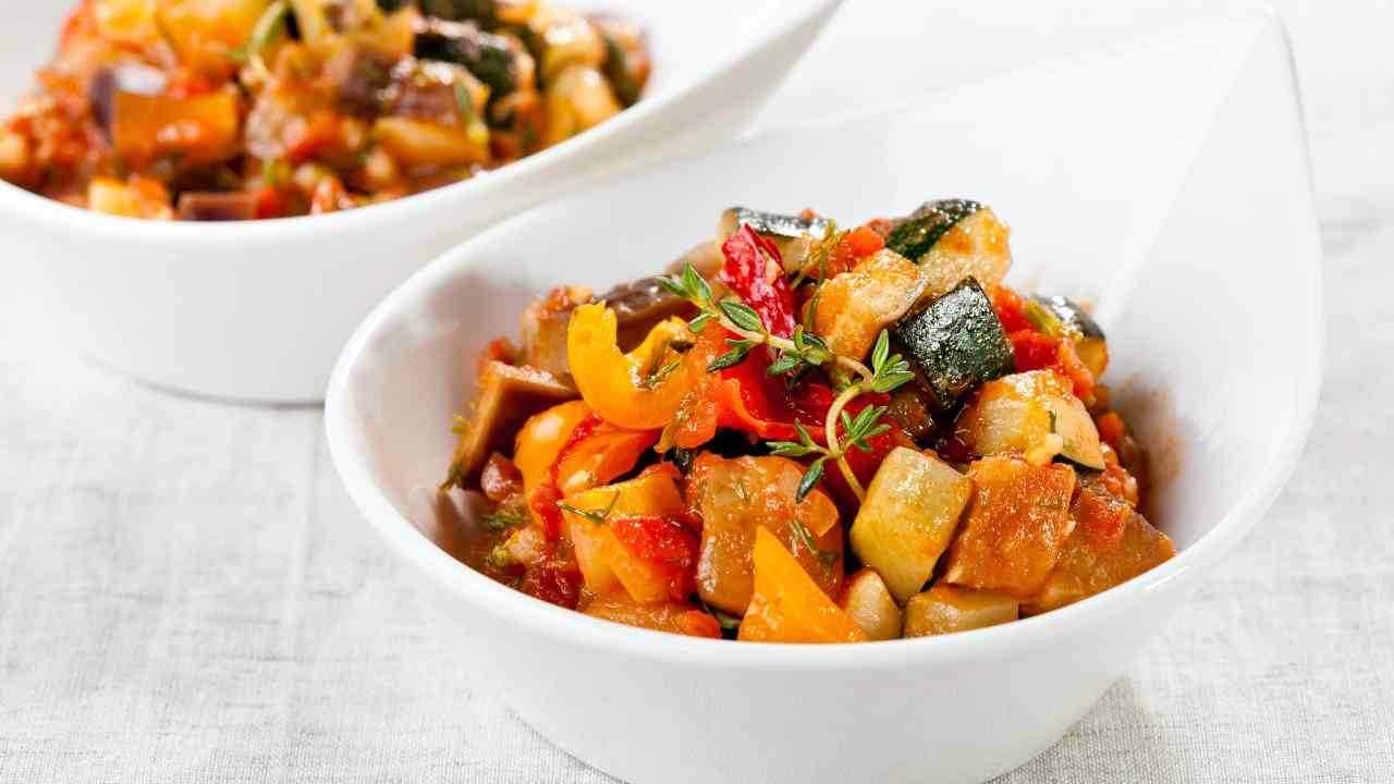 Caponata di verdure in padella