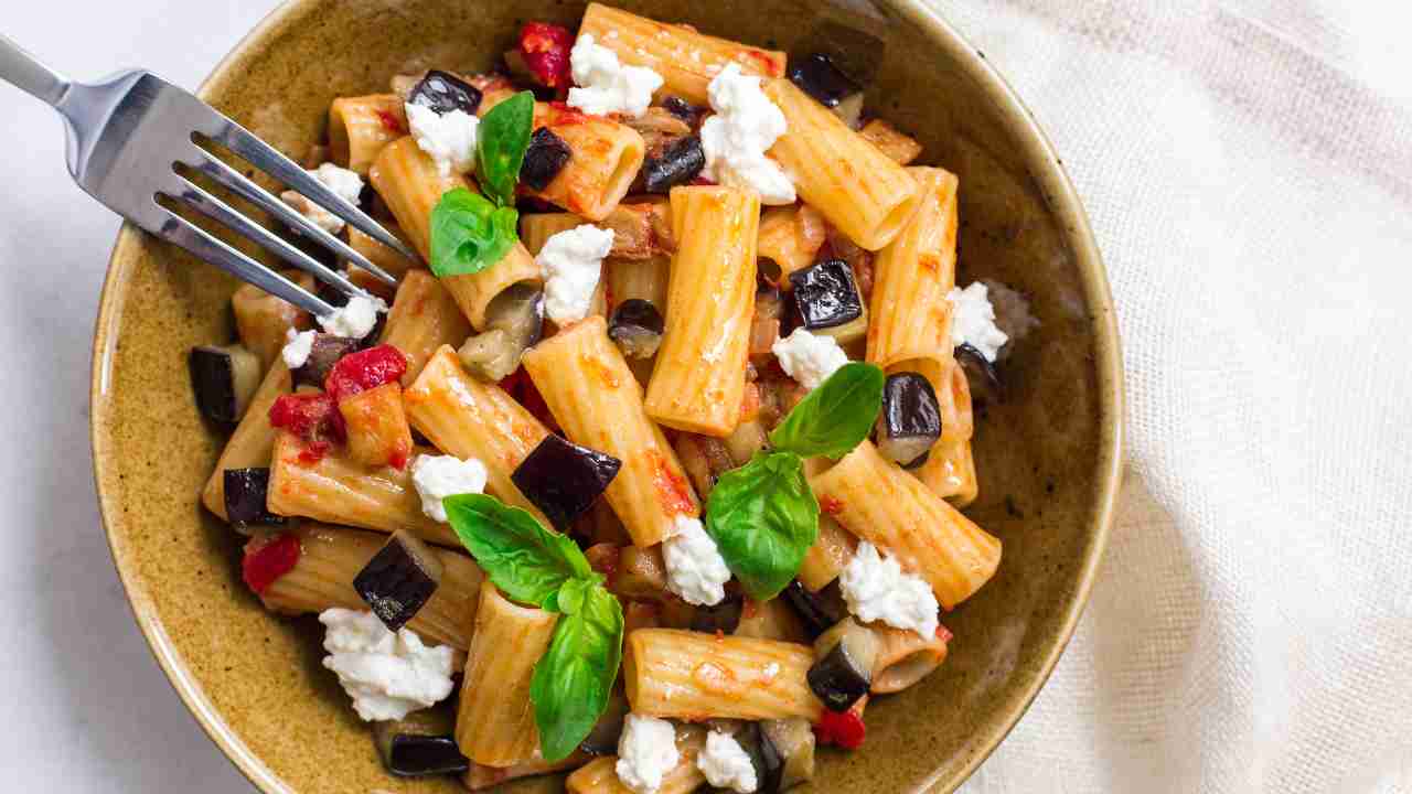 Pasta con ricotta, pomodori e melanzane