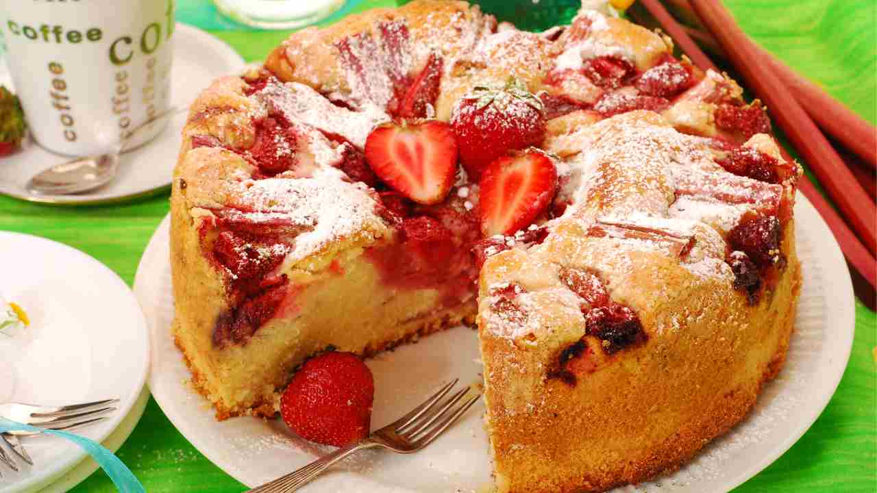 Torta alle fragole e rabarbaro 