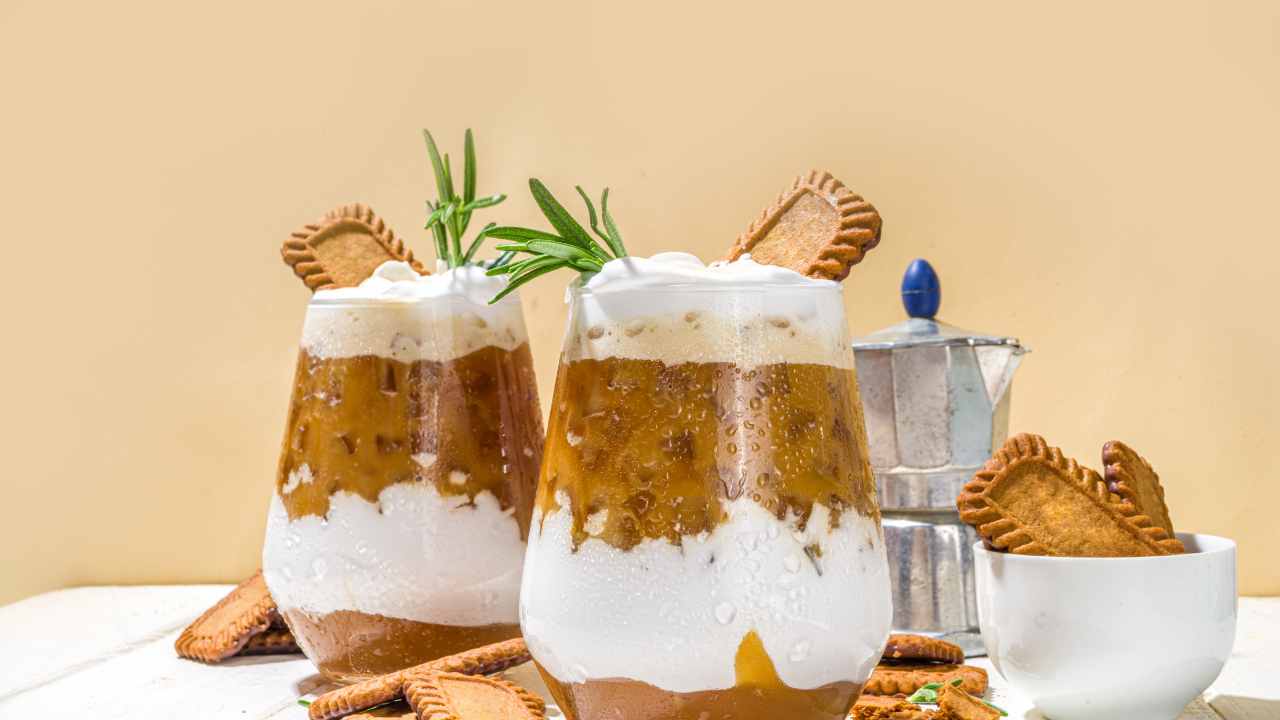 Coppa al caramello e biscotti 