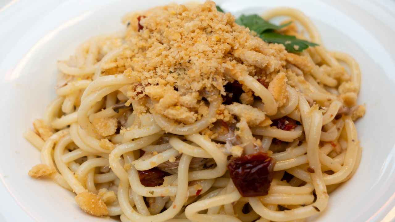 Spaghetti gratinati con sarde e pomodori secchi