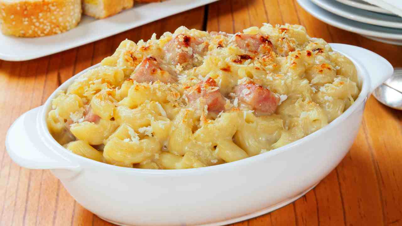 Pasta cremosa con prosciutto e funghi 