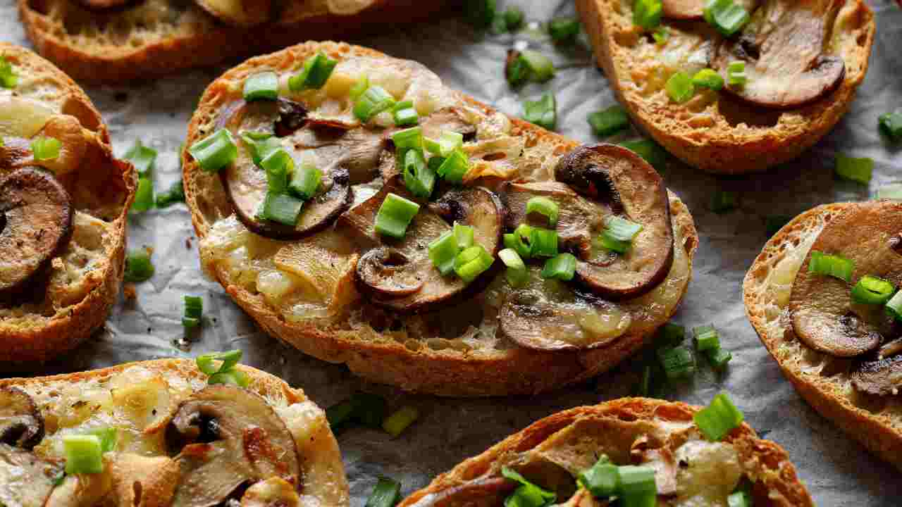 crostini funghi e formaggio