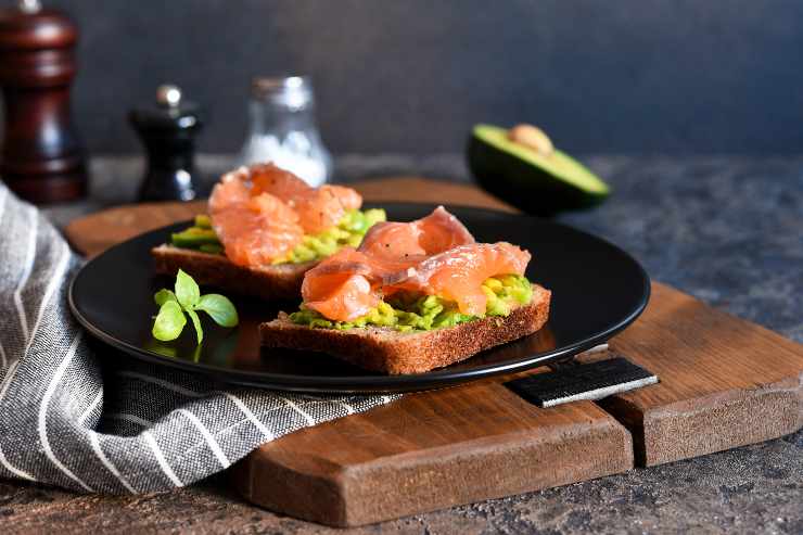 crostoni salmone e avocado