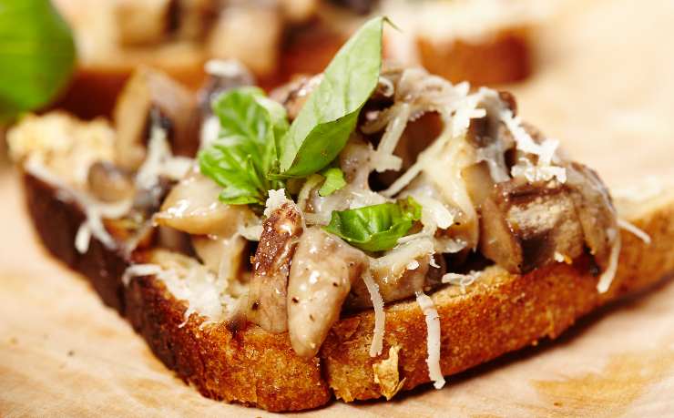 crostini funghi e formaggio