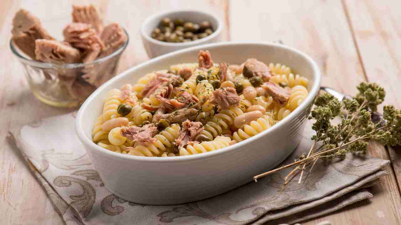 pasta con prugne e tonno