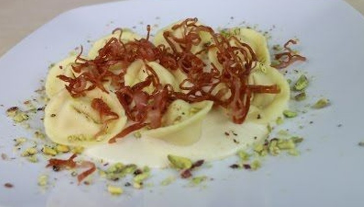 Tortellacci con pistacchi e cipolla caramellata