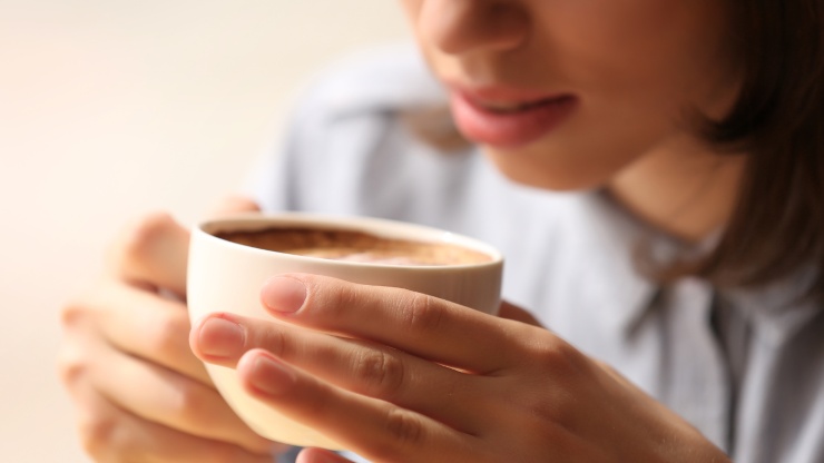 donna beve cappuccino