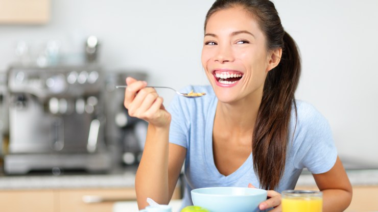 donna mangia cereali per colazione