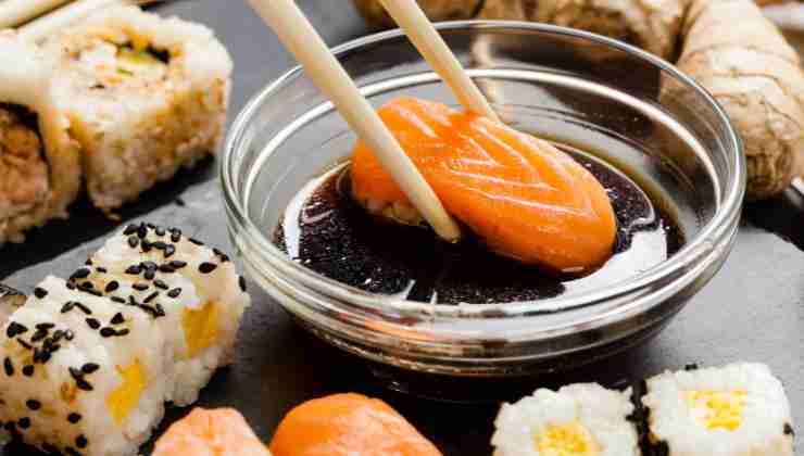 Come intingere correttamente il sushi nella salsa di soia