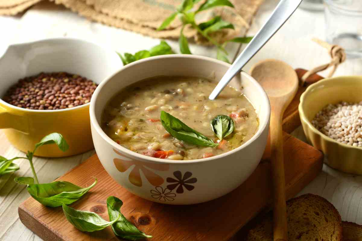 Zuppa di cereali e legumi