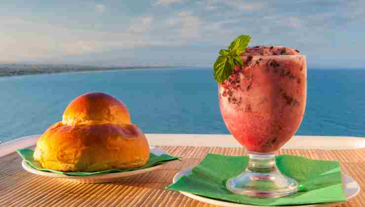 Brioscia col tuppo e granita gelsi