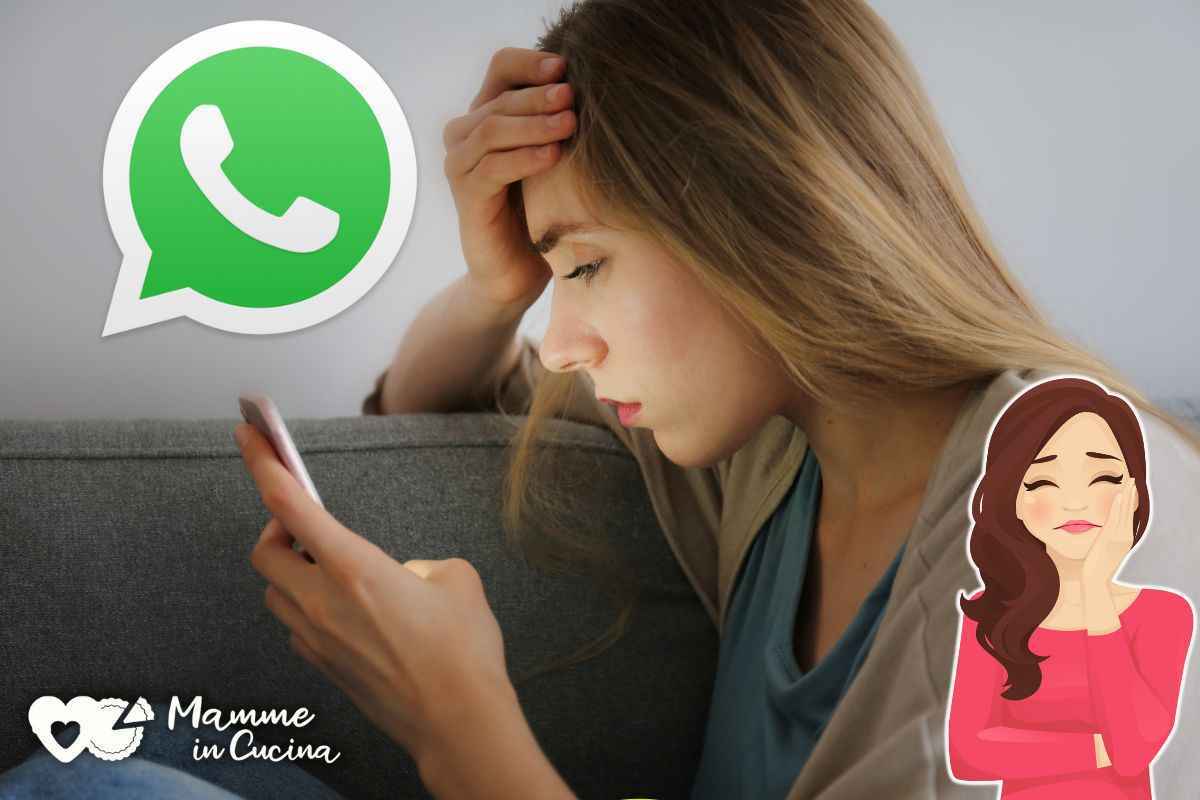 Ragazza che guarda il telefono su WhatsApp