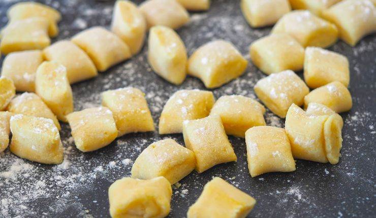 preparazione degli gnocchi di ricotta