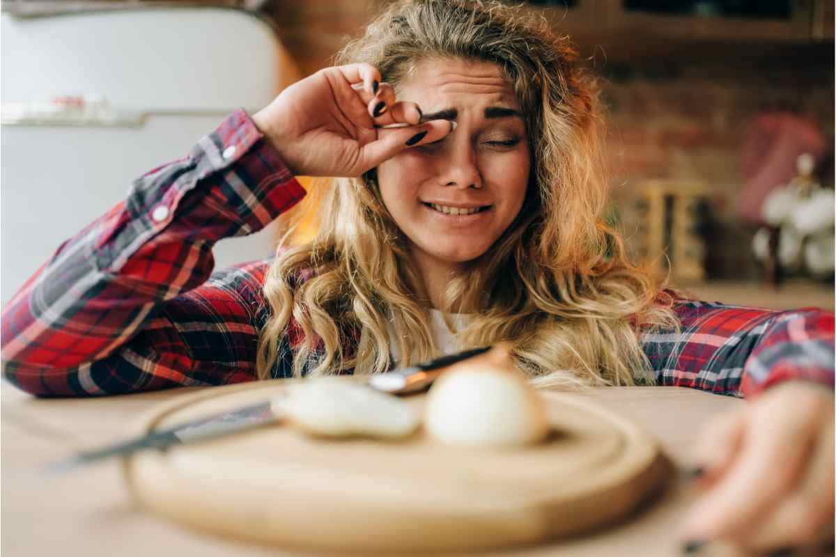 Come evitare di piangere mentre si tagliano le cipolle