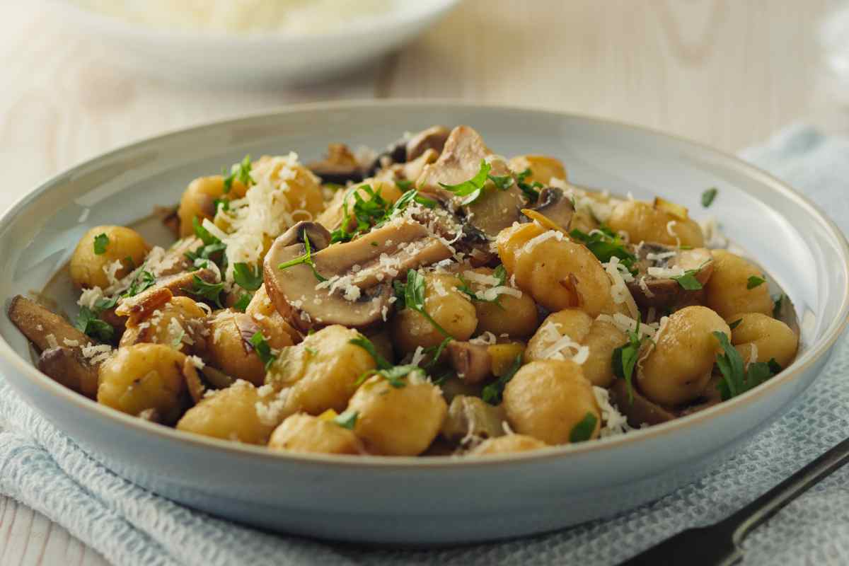 Gnocchi funghi e guanciale ricetta