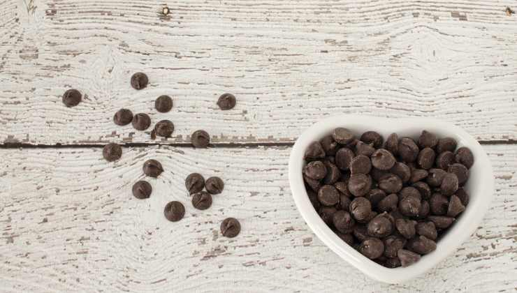 Gocce di cioccolato in una ciotolina