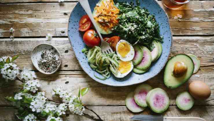 Insalata con uova e avocado