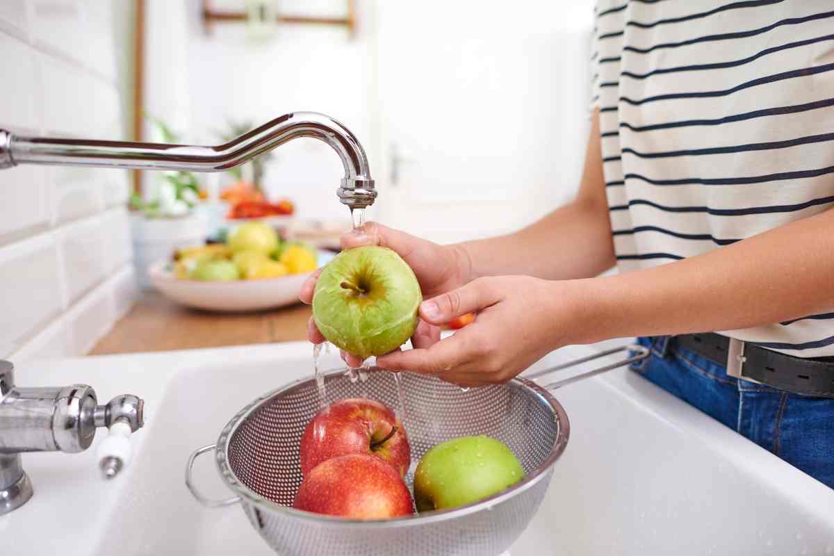 Ecco perchè non bisogna lavare la frutta appena acquistata