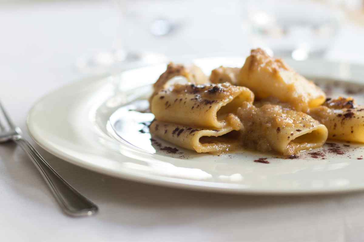 Dettaglio paccheri salsiccia