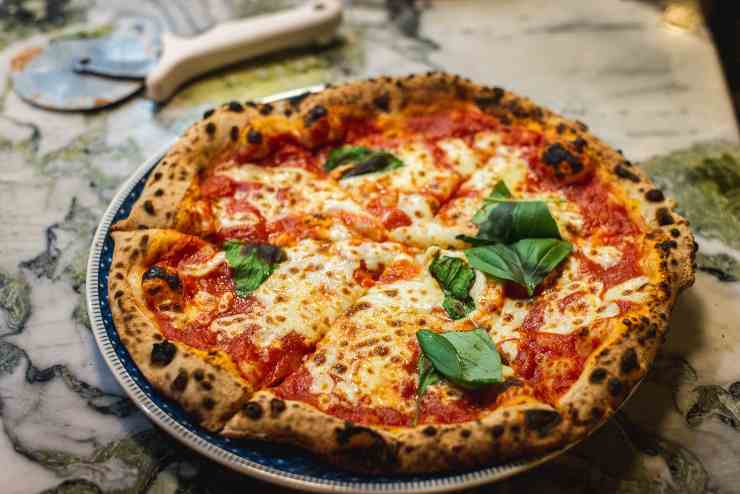 Pizza margherita appena sfornata