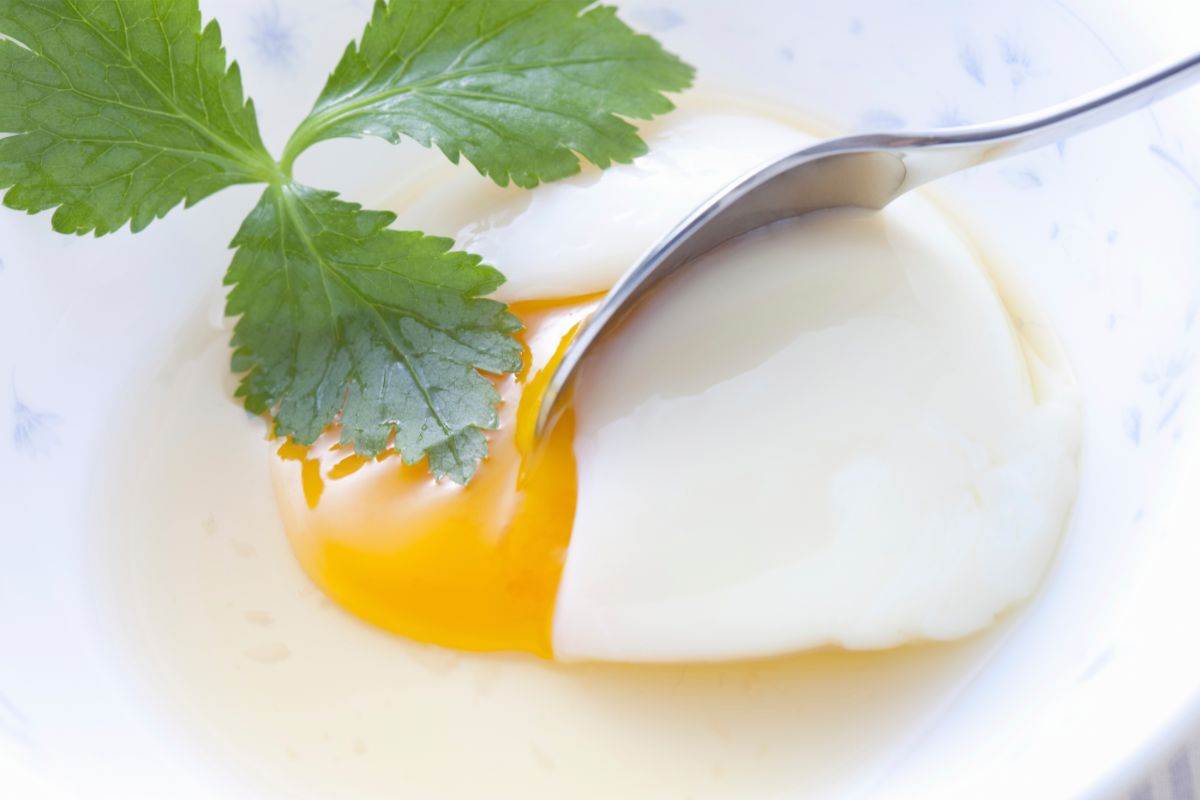 Uova in camicia in un piatto