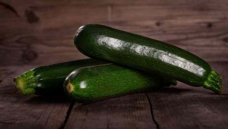 Zucchine su tavolo in lengno