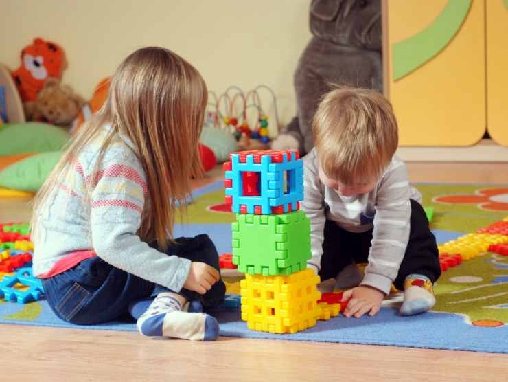 Bambini che giocano all'asilo nido